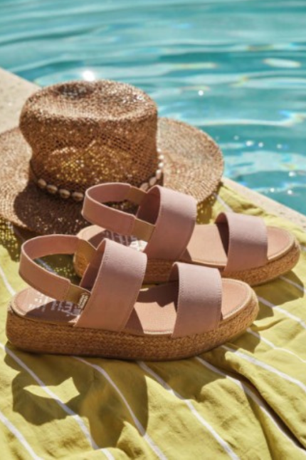 Sandalia de color rosa vison con tuiras elastizada de agarre al talon