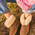 Botas australianas color suela con interior de piel sintética blanca y suela de goma.