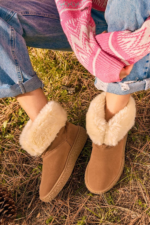 Botas australianas color suela con interior de piel sintética blanca y suela de goma.