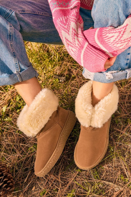Botas australianas color suela con interior de piel sintética blanca y suela de goma.