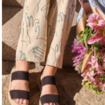 Sandalia Bandhel negra con tiras de agarre al talon elastizada