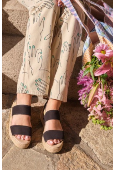 Sandalia Bandhel negra con tiras de agarre al talon elastizada