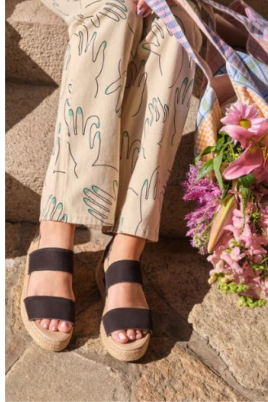 Sandalia Bandhel negra con tiras de agarre al talon elastizada