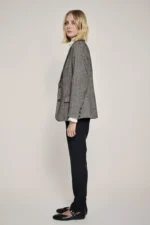 Saco de patron espigado de color gris. largo mitad de la cola.