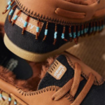 Zapatos náuticos Masai negros para mujer con detalles de flecos artesanales y cuentas de colores