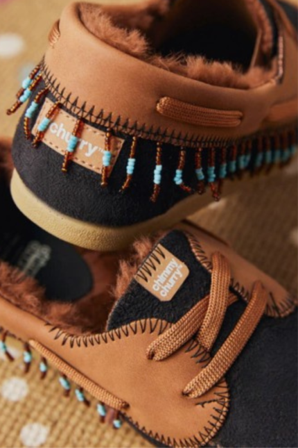 Zapatos náuticos Masai negros para mujer con detalles de flecos artesanales y cuentas de colores