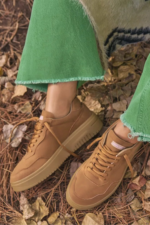 Sneaker texa camel confeccionada en material sintetico de alta resistencia, super liviana