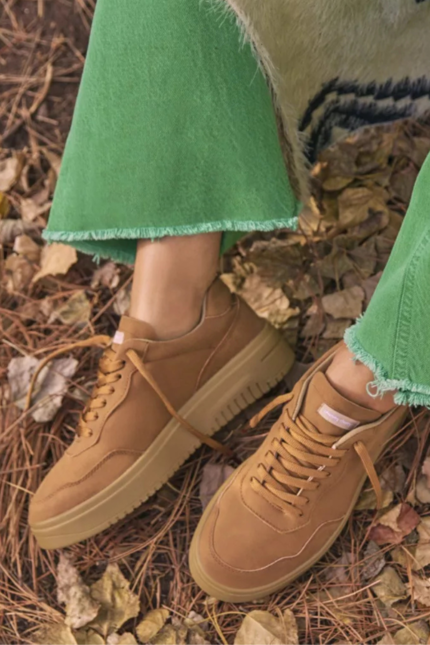 Sneaker texa camel confeccionada en material sintetico de alta resistencia, super liviana