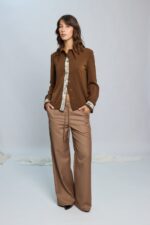 Camisa Ofiuco de Estancias Wear en color [Blanco/Negro/Chocolate], silueta recta y cuello clásico estructurado