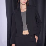 Saco corto de color gris o negro con aplique de piedars