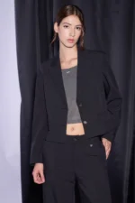 Saco corto de color gris o negro con aplique de piedars