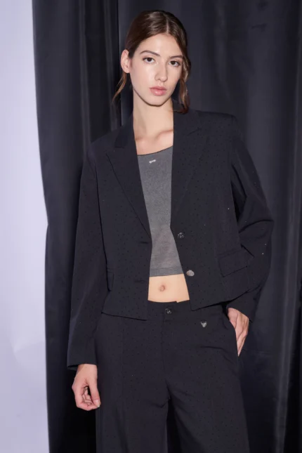 Saco corto de color gris o negro con aplique de piedars