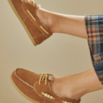 Par de náuticos modelo Masai Stone de la marca Chimmy Churry en color suela, con cordones amarillos e interior forrado en corderito blanco, sobre fondo blanco.