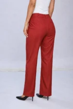 "Pantalón sastrero de mujer color bordeaux, rojo, negro y beige con diseño de rayas finas verticales, corte recto y elegante, marca Estancias Wear."