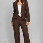 "Pantalón sastrero de mujer color bordeaux, negro, rojo y beige con diseño de rayas finas verticales, corte recto y elegante, marca Estancias Wear."