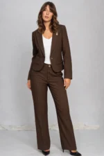 "Pantalón sastrero de mujer color bordeaux, negro, rojo y beige con diseño de rayas finas verticales, corte recto y elegante, marca Estancias Wear."
