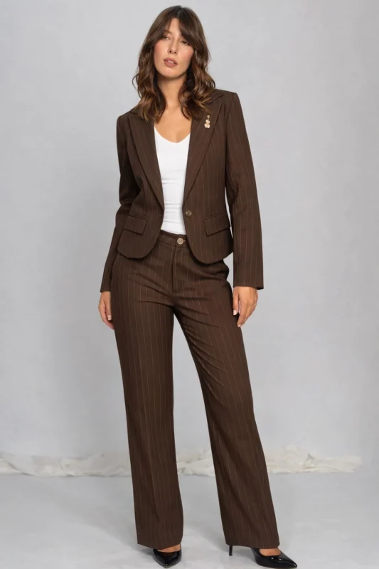 "Pantalón sastrero de mujer color bordeaux, negro, rojo y beige con diseño de rayas finas verticales, corte recto y elegante, marca Estancias Wear."