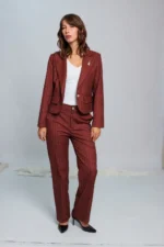 "Pantalón sastrero de mujer color beige, negro, choco y bordeaux con diseño de rayas finas verticales, corte recto y elegante, marca Agustina Dominguez."
