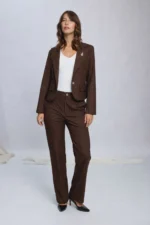 "Saco sastrero de mujer modelo Edfu, color chocolate con rayas finas blancas, un botón central y solapas, estilo elegante de Estancias Wear."