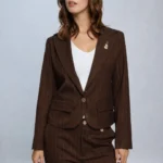 "Saco sastrero de mujer modelo Edfu, color chocolate con rayas finas blancas, un botón central y solapas, estilo elegante de Estancias Wear."