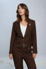 "Saco sastrero de mujer modelo Edfu, color chocolate con rayas finas blancas, un botón central y solapas, estilo elegante de Estancias Wear."