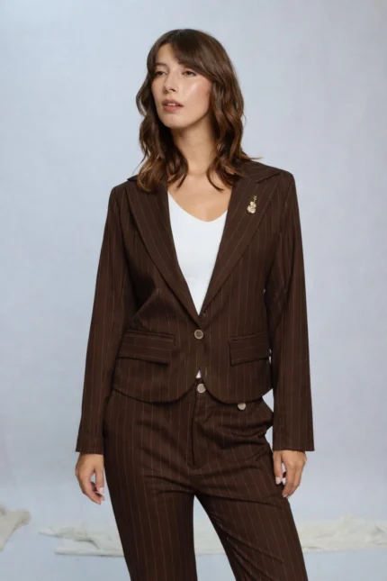 "Saco sastrero de mujer modelo Edfu, color chocolate con rayas finas blancas, un botón central y solapas, estilo elegante de Estancias Wear."