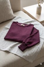 Remera Astarte Muzzin bordó con detalle en puños.