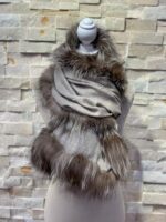 Primer plano de estola de cashmere tejido a mano en color crudo, con aplicaciones artesanales de piel natural de conejo y zorro en los bordes. Accesorio de lujo de Estancias Wear."