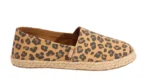 "Alpargatas Chimmy Churry de lona con estampado animal print de leopardo en tonos camel y marrón, sin elástico, con base de yute natural y suela de goma antidespirante, presentadas sobre una mesa de madera rústica."