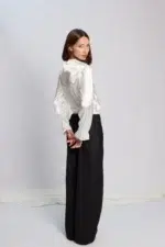 Blusa de saten cruzada en el frente formando escote V