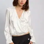 Blusa de saten cruzada en el frente formando escote V