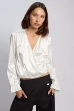 Blusa de saten cruzada en el frente formando escote V