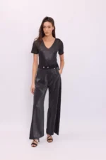 Body negro para mujer con escote en V, mangas de mesh lurex y bordado artesanal de canutillos en los hombros.