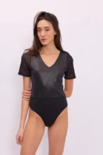 Body negro para mujer con escote en V, mangas de mesh lurex y bordado artesanal de canutillos en los hombros.