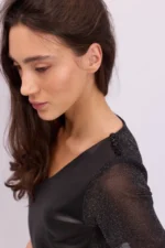 Body negro para mujer con escote en V, mangas de mesh lurex y bordado artesanal de canutillos en los hombros.