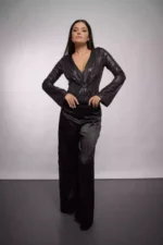 Detalle de tela plisada con hilo lurex y lentejuelas en body de fiesta