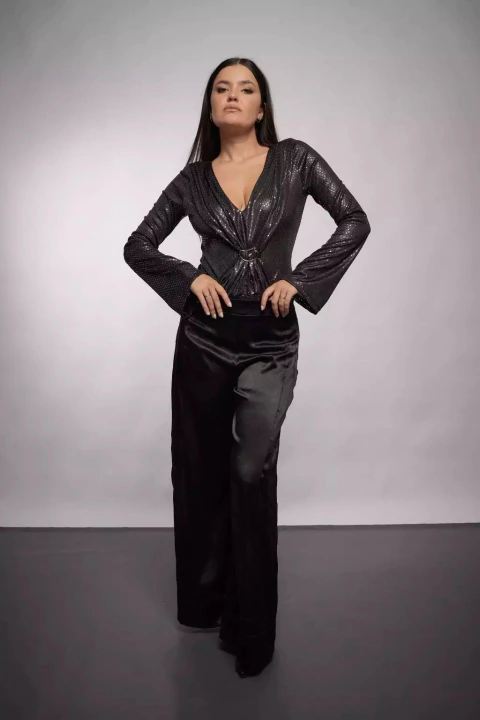 Detalle de tela plisada con hilo lurex y lentejuelas en body de fiesta