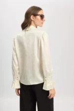 Camisa color coral para mujer con detalle de volados en los puños