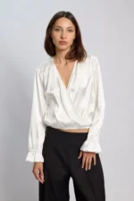 Blusa escote en V de satén con mangas amplias y puño elastizado