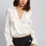 Blusa cropped de satén Amalia combinada con pantalón tiro alto