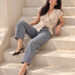 Blusa de corte cruzado y tela plisada de saten