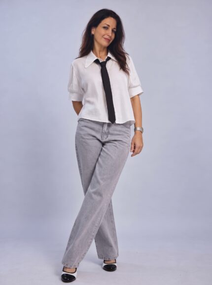 Modelo vistiendo Jean Espejo Vanesa Petris wide leg gris con camisa blanca y corbata